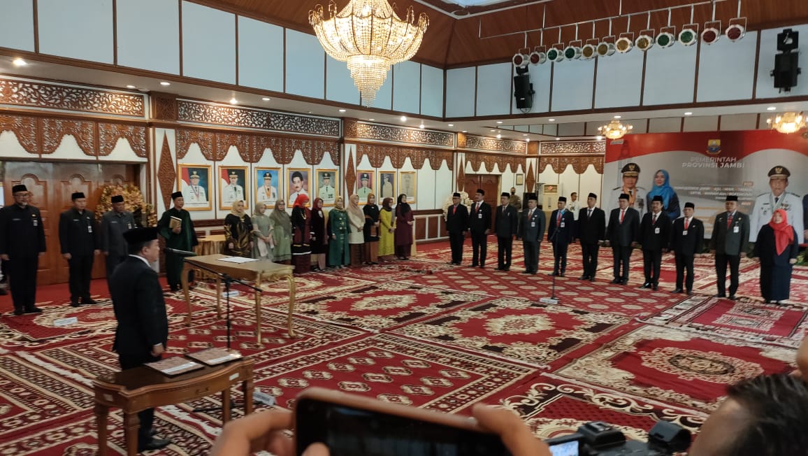 Gubernur Jambi Al Haris Lantik 13 pejabat eselon II Pemprov Jambi. Foto: Riky Serampas/Pariwarajambi