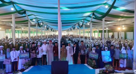 Gubernur Jambi menghadiri wisuda Akbar Ponpes Darul Arifin Jambi. Foto: Riky Serampas/Pariwarajambi
