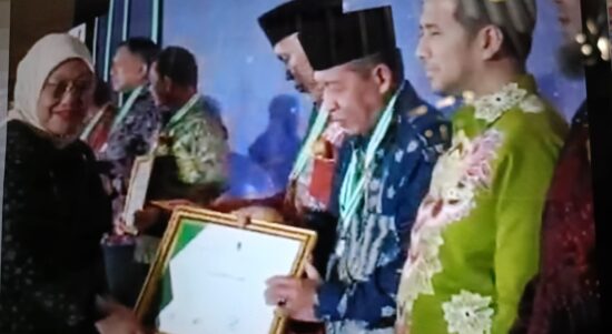 Gubernur Jambi raih penghargaan pembina K3 terbaik dari Kemenaker. Penghargaan ini diterima Wakil Gubernur Jambi Abdullah Sani. (Foto/ist)