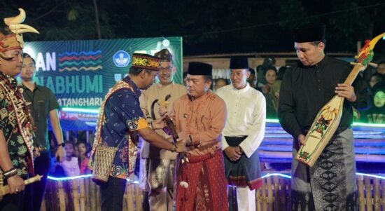 Gubernur Jambi Al Haris bersama Dirjen Kebudayaan Kemendikbudristek Hilmat Farid meluncurkan Kenduri Swarnabhumi 2023. Foto dok Kominfo Prov Jambi