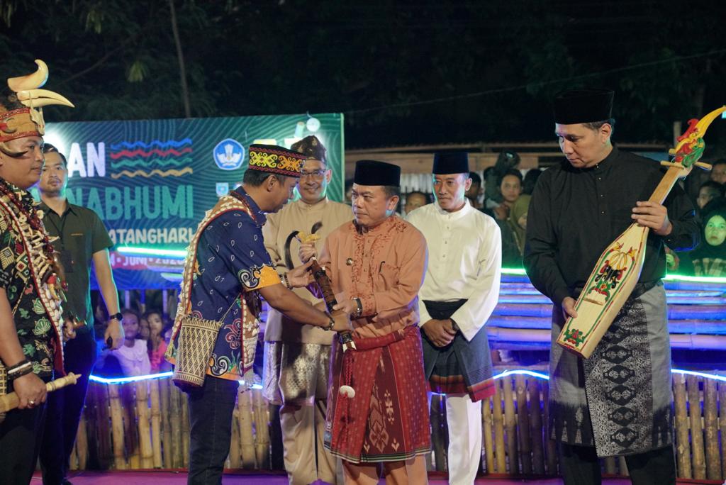 Gubernur Jambi Al Haris bersama Dirjen Kebudayaan Kemendikbudristek Hilmat Farid meluncurkan Kenduri Swarnabhumi 2023. Foto dok Kominfo Prov Jambi