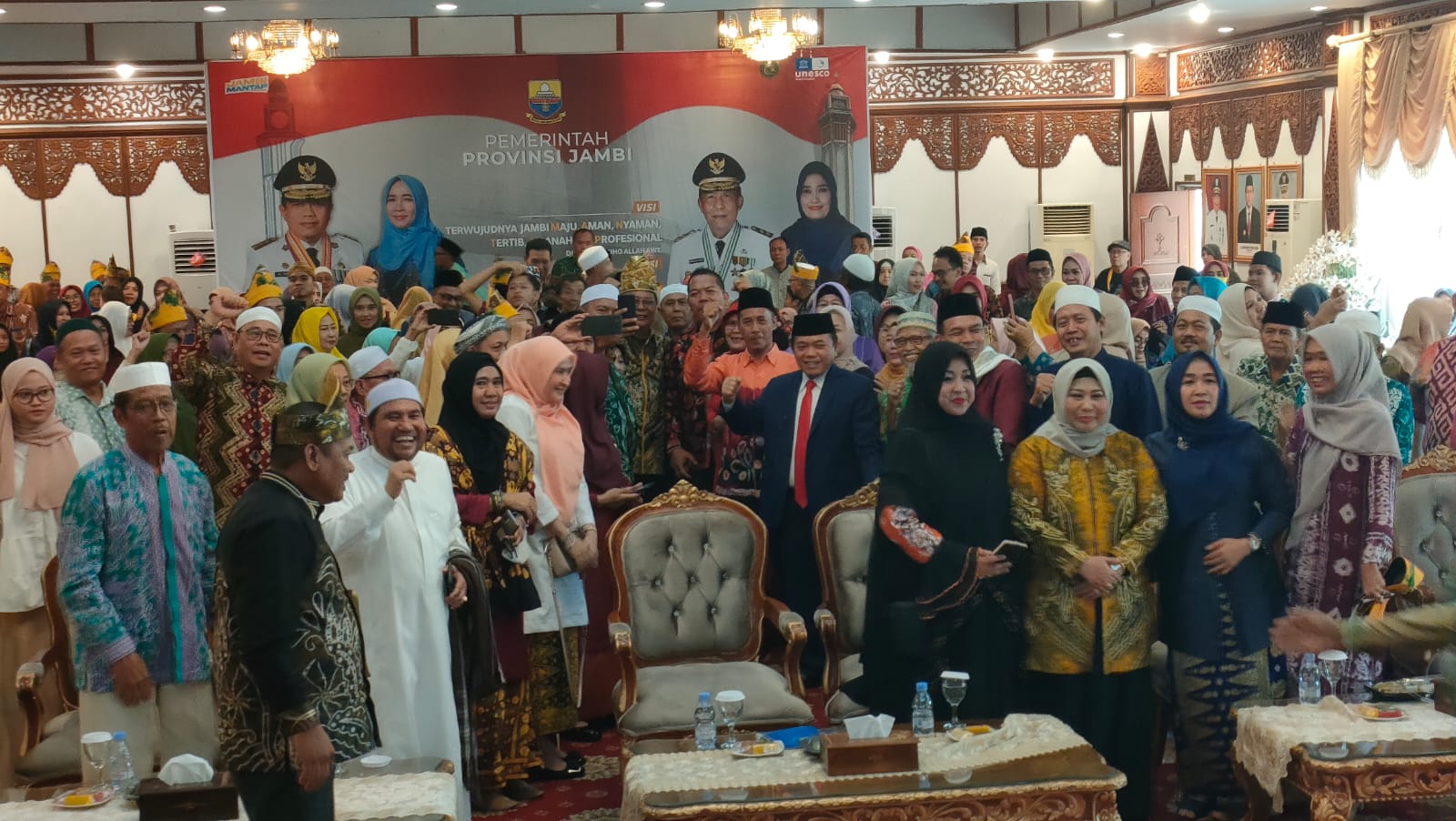 Gubernur Jambi Al Haris dan Gubenur Kalsel ditengah keluarga besar Banjar Provinsi Jambi. Foto: Riky Serampas/Pariwarajambi