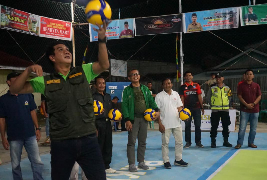 Wabup Merangin Nilwan Yahya membuka Turnamen Volly Pakamura Cup II tahun 2023 di Desa Rasau. Foto dok Kominfo Merangin