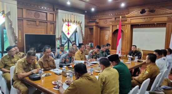 Gubernur Jambi Al Haris pimpin rapat persiapan Rakernas APDESI. Foto dok Kominfo Prov Jambi