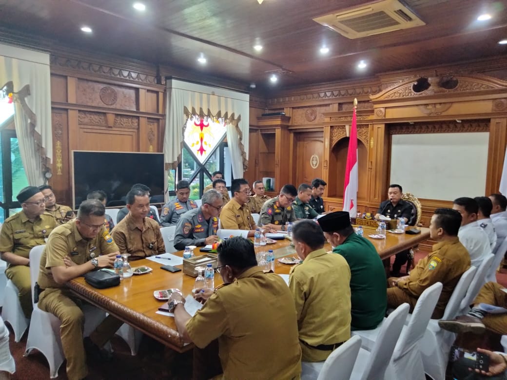 Gubernur Jambi Al Haris pimpin rapat persiapan Rakernas APDESI. Foto dok Kominfo Prov Jambi