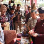 Gubernur Jambi Al Haris bersama Menteri Perdagangan Zulkifli Hasan melihat produk unggulan Jambi. Foto dok Kominfo Prov Jambi