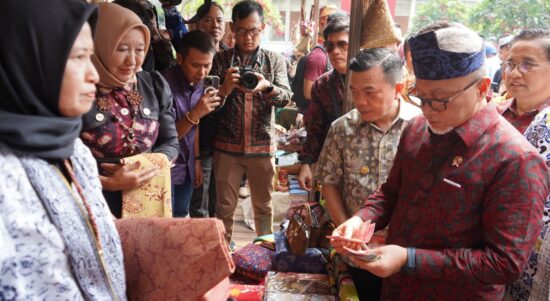 Gubernur Jambi Al Haris bersama Menteri Perdagangan Zulkifli Hasan melihat produk unggulan Jambi. Foto dok Kominfo Prov Jambi