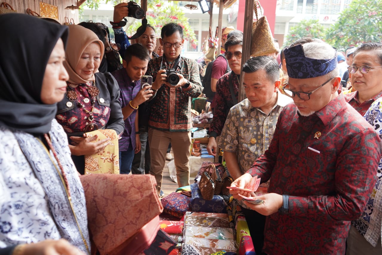 Gubernur Jambi Al Haris bersama Menteri Perdagangan Zulkifli Hasan melihat produk unggulan Jambi. Foto dok Kominfo Prov Jambi