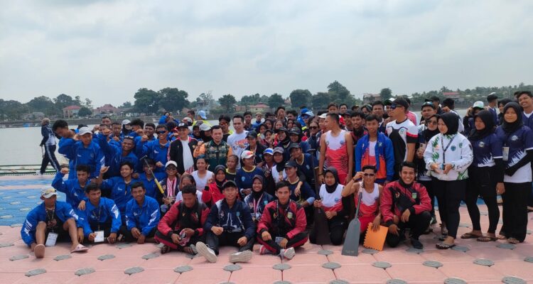 Gubernur Jambi Al Haris bersama atlet dayung Porprov Jambi. Foto: Riky Serampas/Pariwarajambi