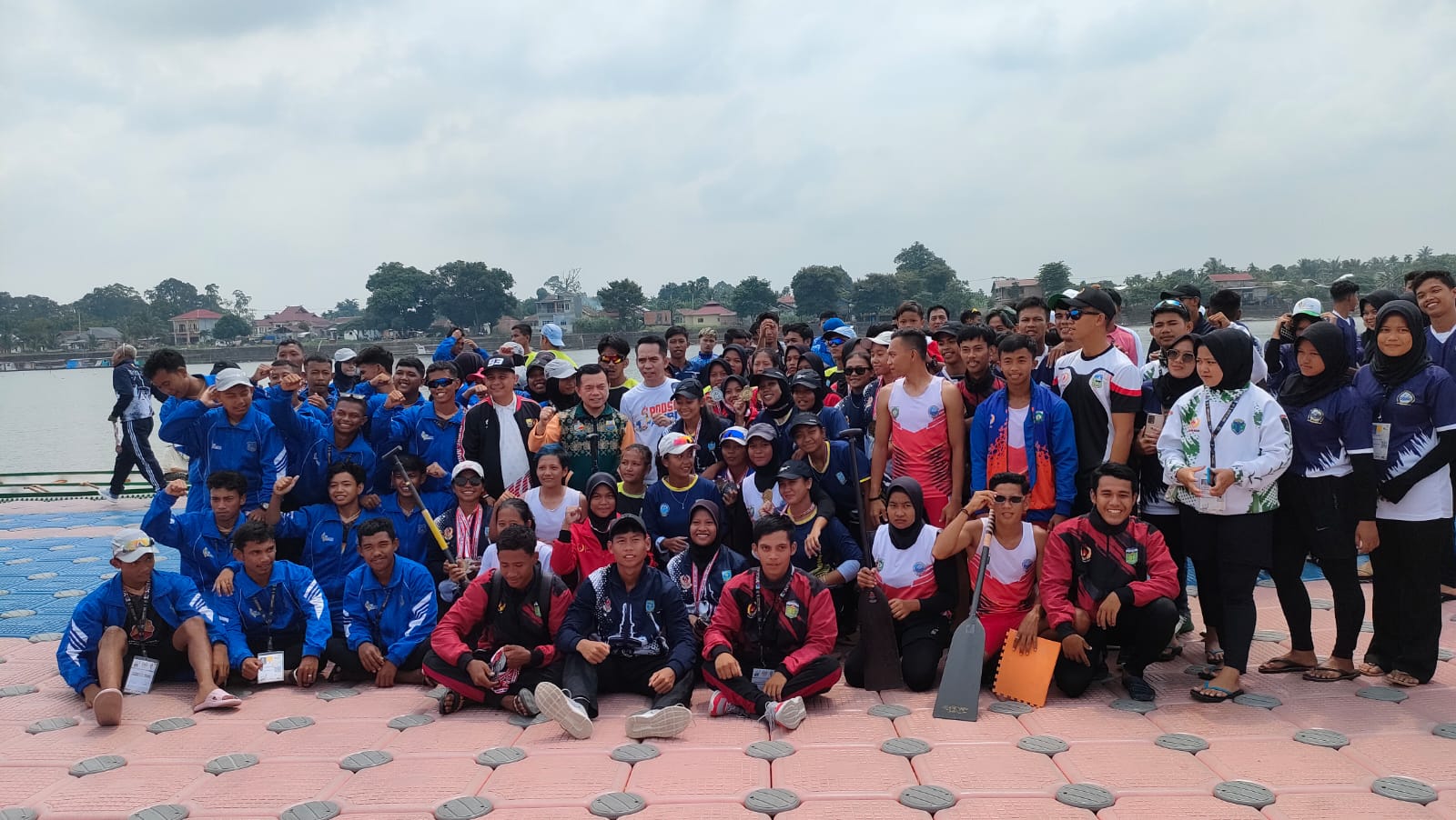 Gubernur Jambi Al Haris bersama atlet dayung Porprov Jambi. Foto: Riky Serampas/Pariwarajambi