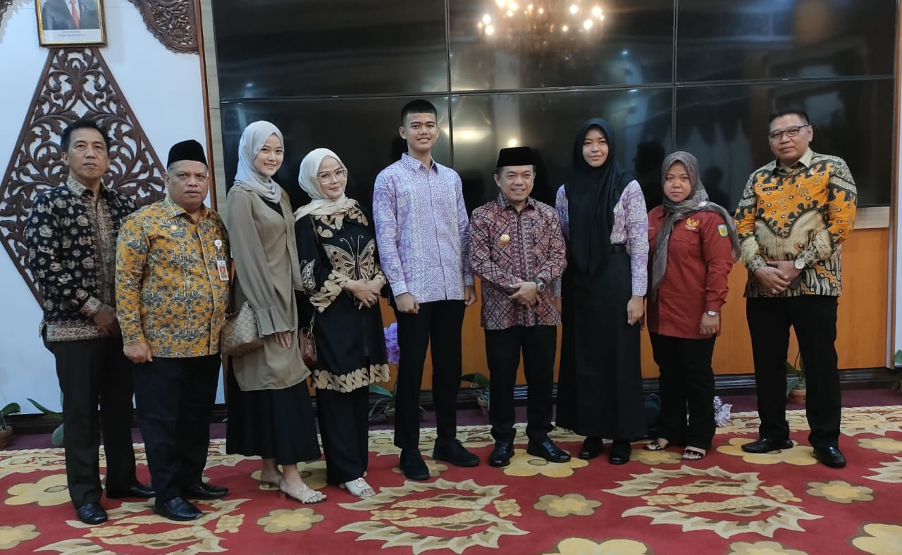 Gubernur Al Haris Lepas Dua Anggota Paskibraka Jambi ke Tingkat Nasional. Foto: Riky Serampas/Pariwarajambi
