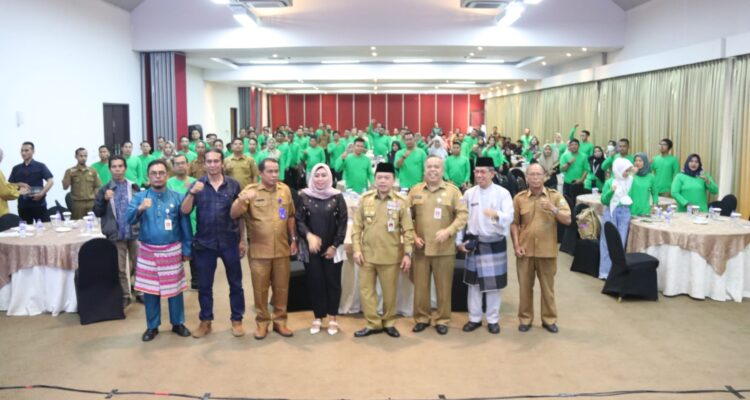 Gubernur Jambi Al Haris pada saat serah terima website dan aplikasi jaga desa. Foto dok Kominfo Prov Jambi