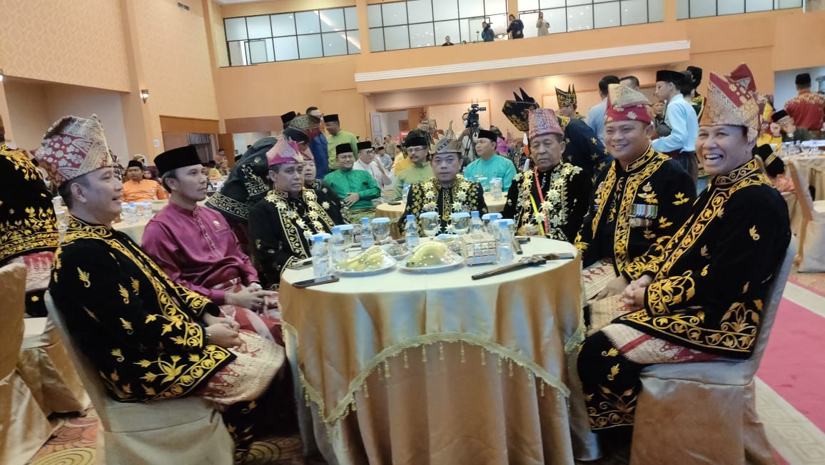 Fotret Gubernur Jambi, Wakil Gubernur Jambi, Ketua Umum LAM dan pimpinan Forkopimda Jambi. Foto: Riky Serampas/Pariwarajambi