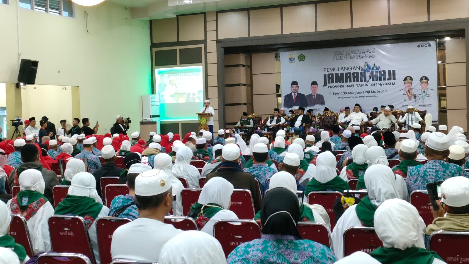 Gubernur Jambi Al Haris menyambut kedatangan jemaah haji Jambi kloter 20 di asrama Haji Jambi. Foto: Riky Serampas/Pariwarajambi