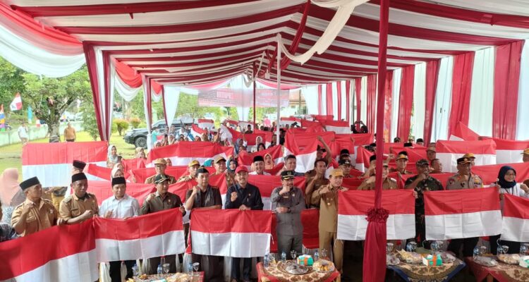 Gubernur Jambi Al Haris launching gerakan pembagian bendera merah putih di Kabupaten Sarolangun. Foto: Riky Serampas/Pariwarajambi