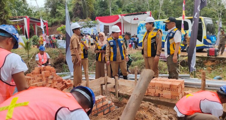 Gubernur Jambi Al Haris bersama Pj Bupati Sarolangun dan Kadis PUPR Provinsi Jambi saat pembukaan lomba pekerja konstruksi Provinsi Jambi 2023. Foto: Riky Serampas/Pariwarajambi