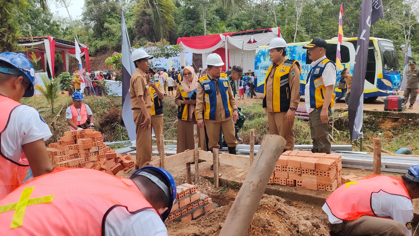 Gubernur Jambi Al Haris bersama Pj Bupati Sarolangun dan Kadis PUPR Provinsi Jambi saat pembukaan lomba pekerja konstruksi Provinsi Jambi 2023. Foto: Riky Serampas/Pariwarajambi