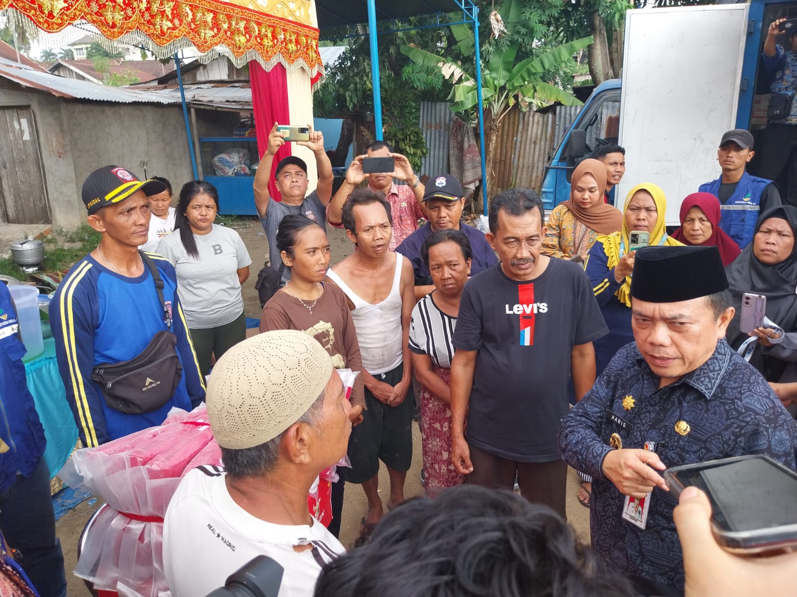 Gubernur Al Haris Turun ke Lokasi Kebakaran Legok. Serahkan Bantuan Pada Korban. Foto: Riky Serampas/Pariwarajambi