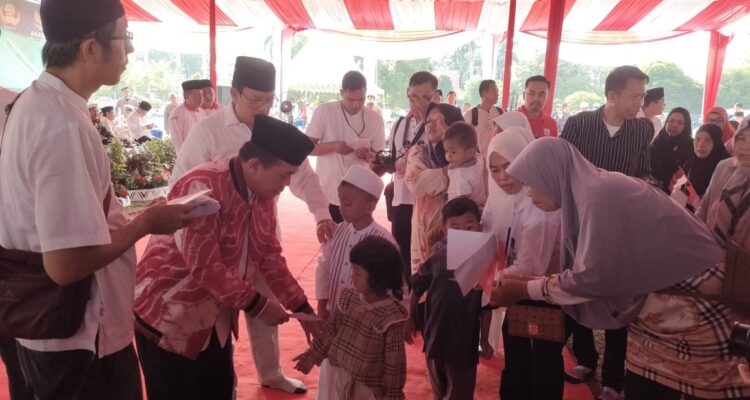 Gubernur Jambi Al Haris memberikan santunan untuk anak yatim. Foto: Riky Serampas/Pariwarajambi