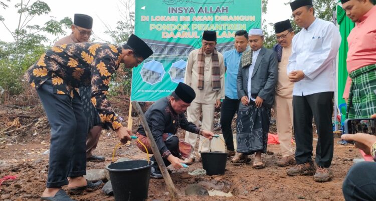 Gubernur Jambi Al Haris Letakkan Batu Pertama Pembangunan Ponpes Daarul Qolam. Foto: Riky Serampas/Pariwarajambi