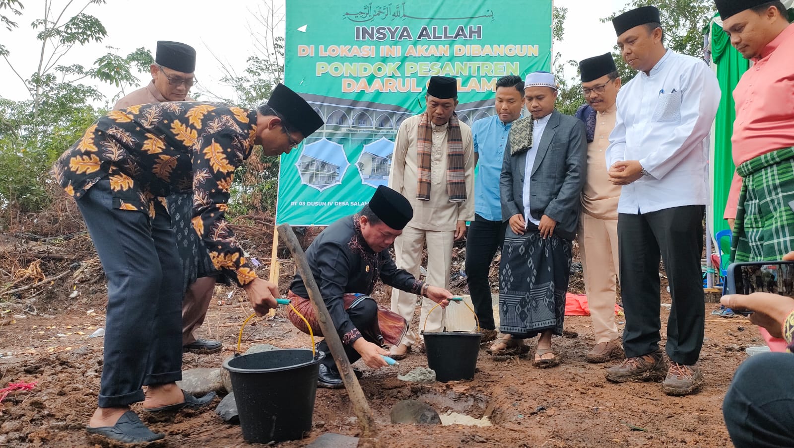 Gubernur Jambi Al Haris Letakkan Batu Pertama Pembangunan Ponpes Daarul Qolam. Foto: Riky Serampas/Pariwarajambi