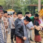 Gubernur Jambi Al Haris disambut kalungan sal dilokasi acara syukuran Geopark Merangin Jambi. Foto: Riky Serampas/Pariwarajambi