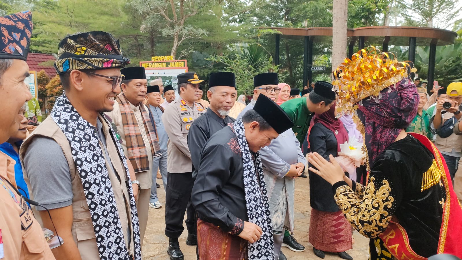 Gubernur Jambi Al Haris disambut kalungan sal dilokasi acara syukuran Geopark Merangin Jambi. Foto: Riky Serampas/Pariwarajambi