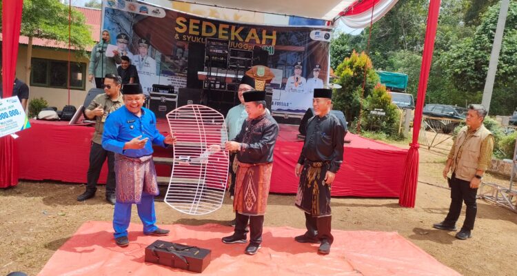 Gubernur Jambi Al Haris menyerahkan repeater jaringan 3G kepada Kades Air Batu. Foto: Riky Serampas/Pariwarajambi