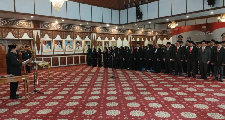 Gubernur Jambi Al Haris melakukan pengambilan sumpah jabatan fungsional dan penyerahan SK PPPK Provinsi Jambi. Foto: Riky Serampas/Pariwarajambi