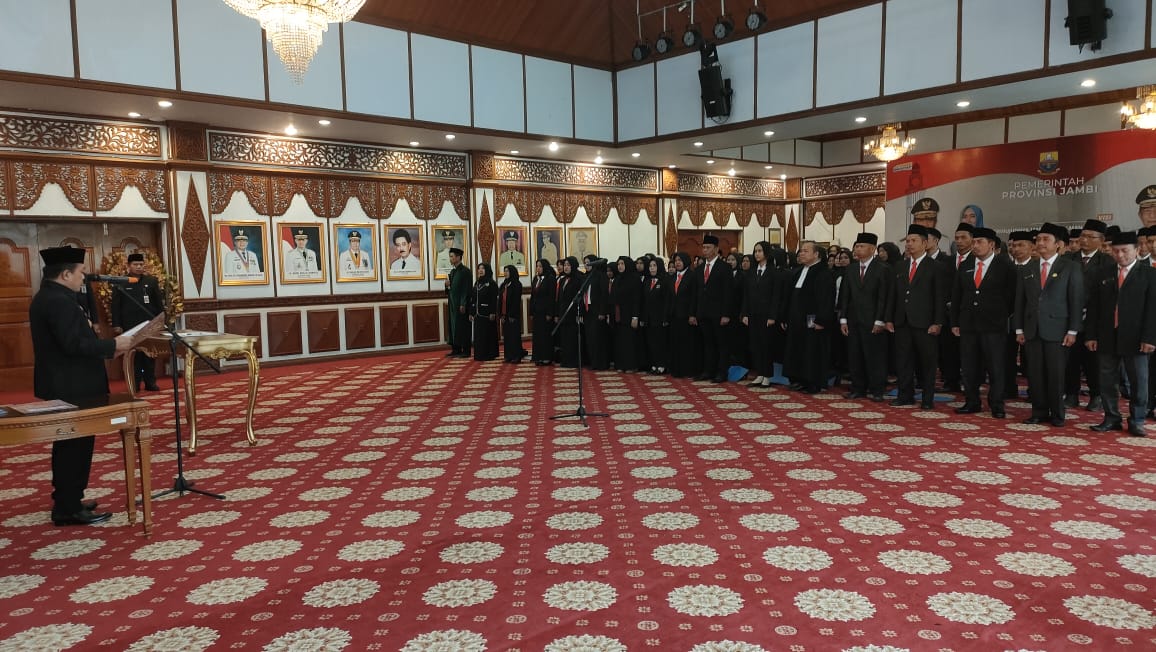 Gubernur Jambi Al Haris melakukan pengambilan sumpah jabatan fungsional dan penyerahan SK PPPK Provinsi Jambi. Foto: Riky Serampas/Pariwarajambi