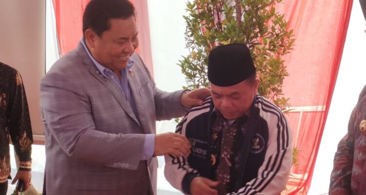 Kepala BNN RI Komjen Pol Petrus Reinhard Golose memasangkan jaket BNN kepada Gubernur Jambi Al Haris. Foto: Riky Serampas/Pariwarajambi