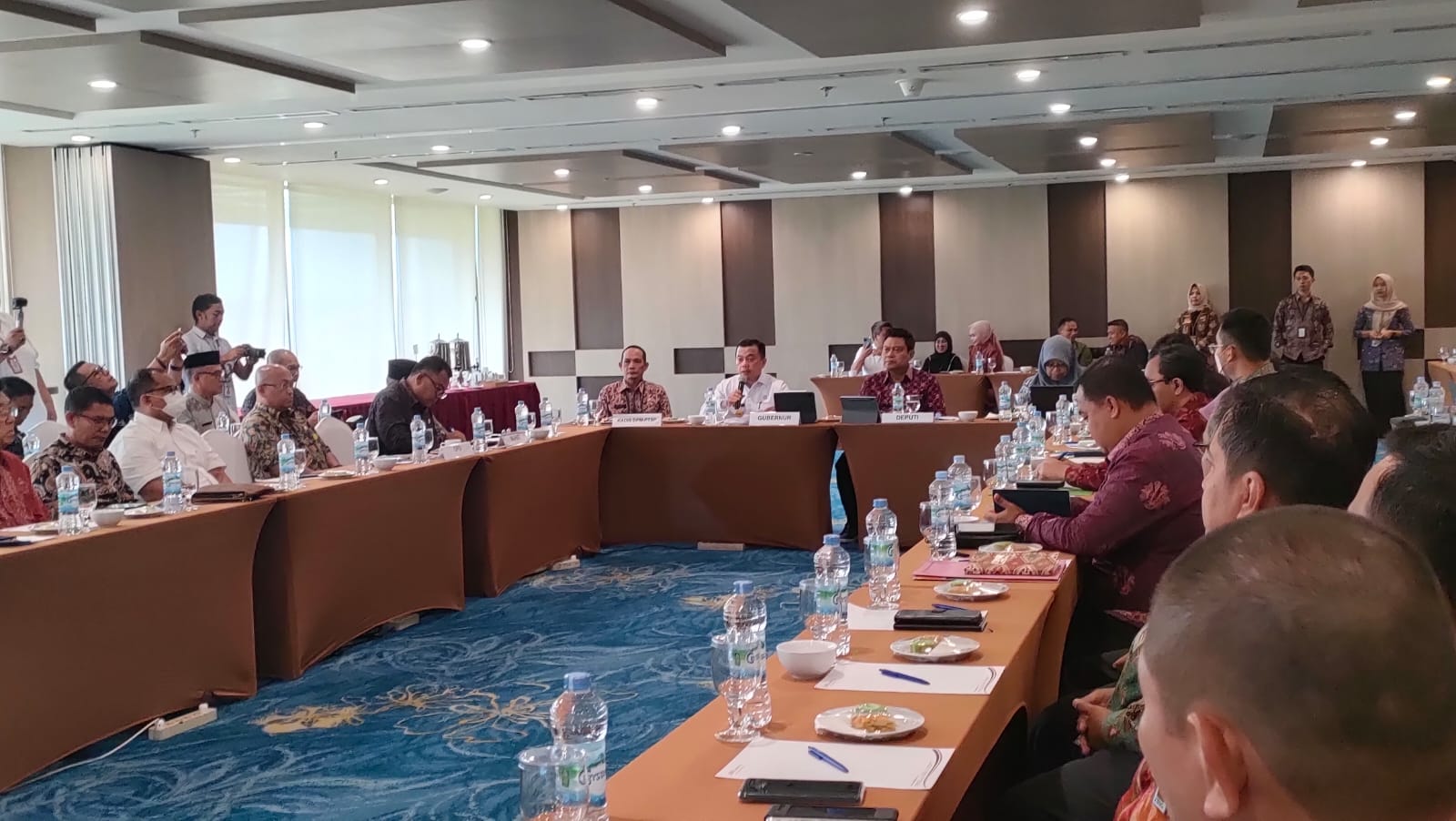 Gubernur Jambi Al Haris saat membuka rapat asistensi dan fasilitas penyelesaian permasalahan perusahaan-perusahaan besar untuk menunjang investasi di Jambi. Foto: Riky Serampas/Pariwarajambi