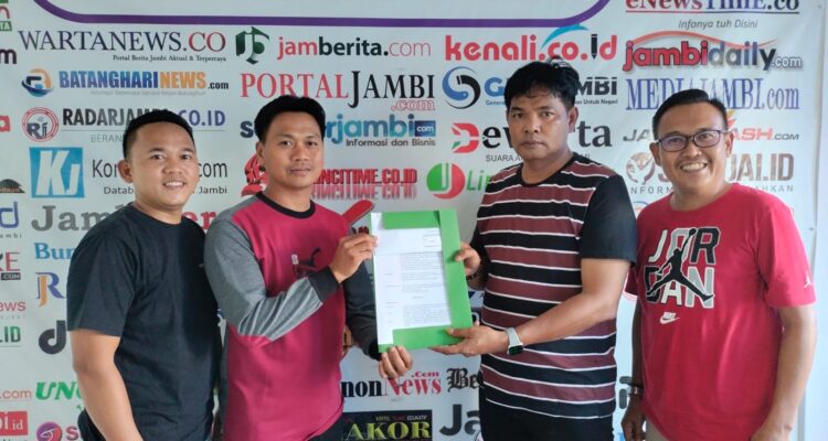 Pengurus SMSI Muaro Jambi Terima SK dari Ketua SMSI Provinsi Jambi. Foto dok SMSI Provinsi Jambi