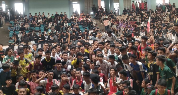 Gubernur Jambi Al Haris bersama pecinta futsal Jambi. Foto: Riky Serampas/Pariwarajambi
