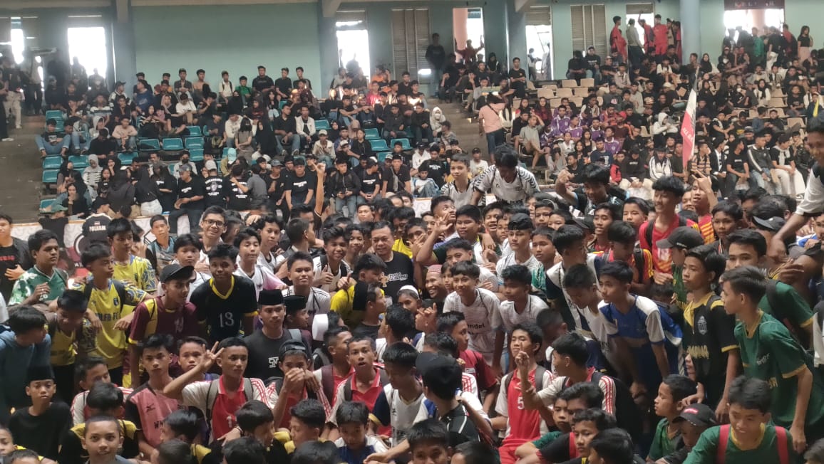 Gubernur Jambi Al Haris bersama pecinta futsal Jambi. Foto: Riky Serampas/Pariwarajambi