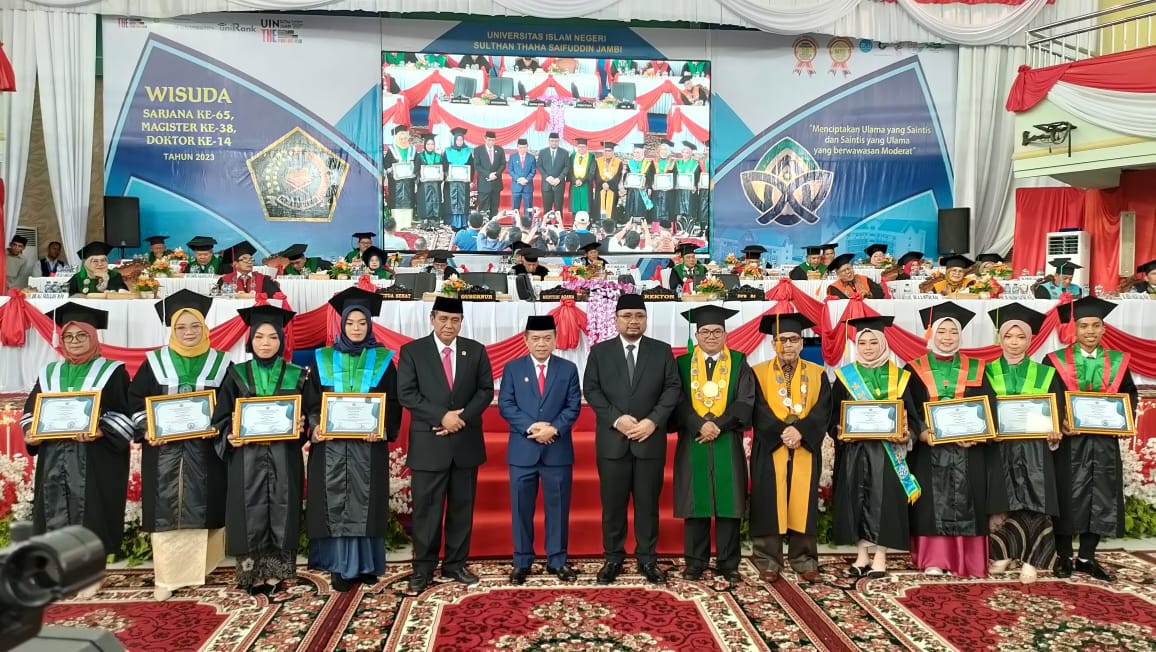 Menteri Agama, Gubernur, Anggota DPR RI, Rektor UIN bersama wisudawan terbaik UIN 2023. Foto: Riky Serampas/Pariwarajambi