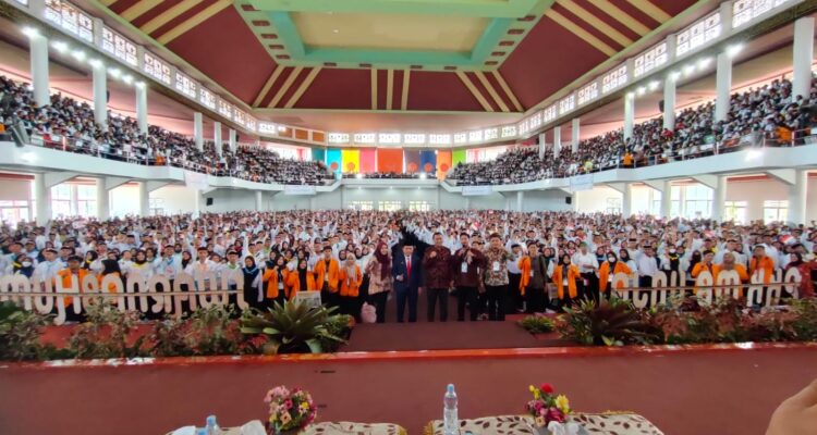 Gubernur Al Haris didepan ribuan mahasiswa baru Universitas Jambi. Foto: Riky Serampas/Pariwarajambi