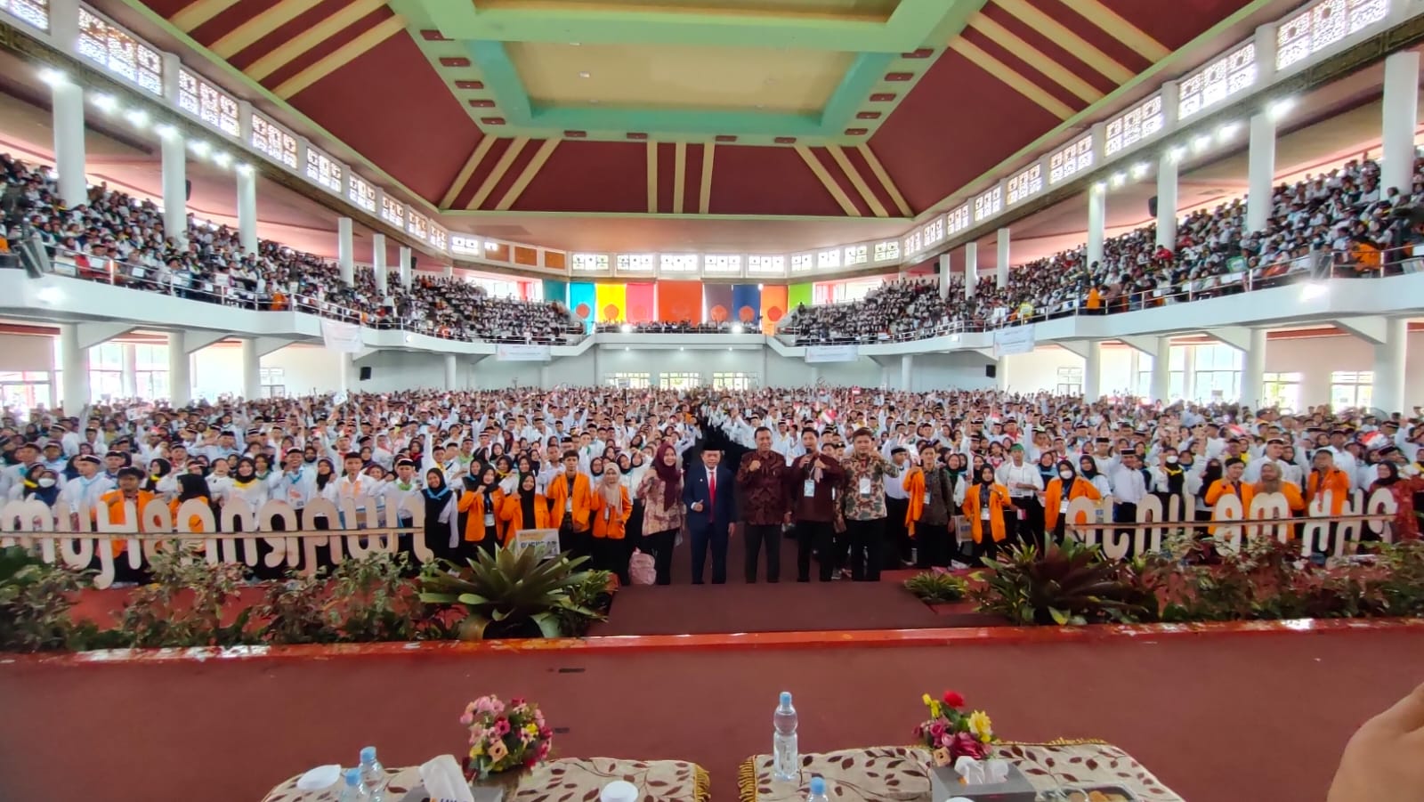 Gubernur Al Haris didepan ribuan mahasiswa baru Universitas Jambi. Foto: Riky Serampas/Pariwarajambi