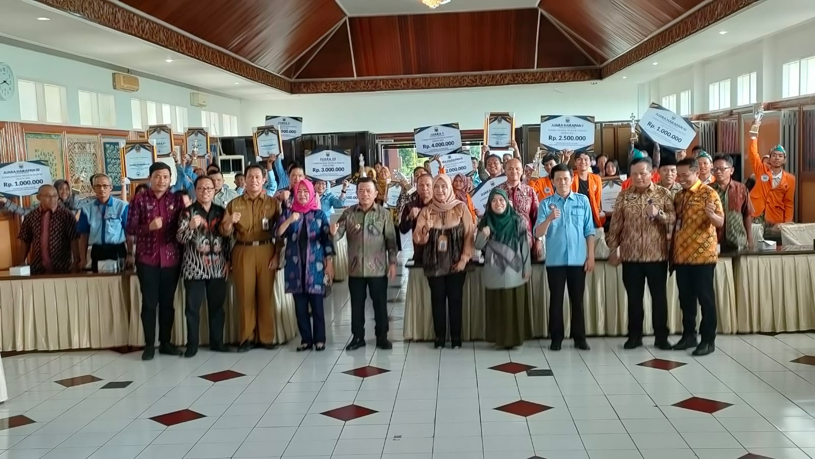 Gubernur Jambi foto bersama pada acara apresiasi dan penghargaan kepada pemenang inovasi produk daerah. Foto: Riky Serampas/Pariwarajambi