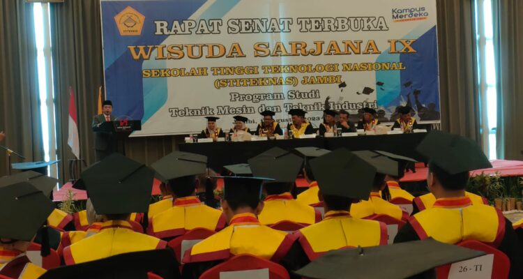 Gubernur Jambi Al Haris memberikan sambutan pada acara wisuda STITEKNAS Jambi. Foto: Riky Serampas/Pariwarajambi