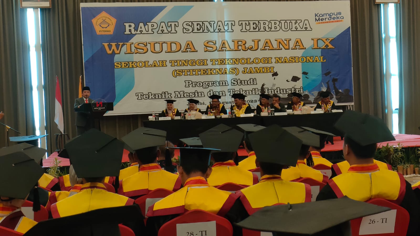 Gubernur Jambi Al Haris memberikan sambutan pada acara wisuda STITEKNAS Jambi. Foto: Riky Serampas/Pariwarajambi