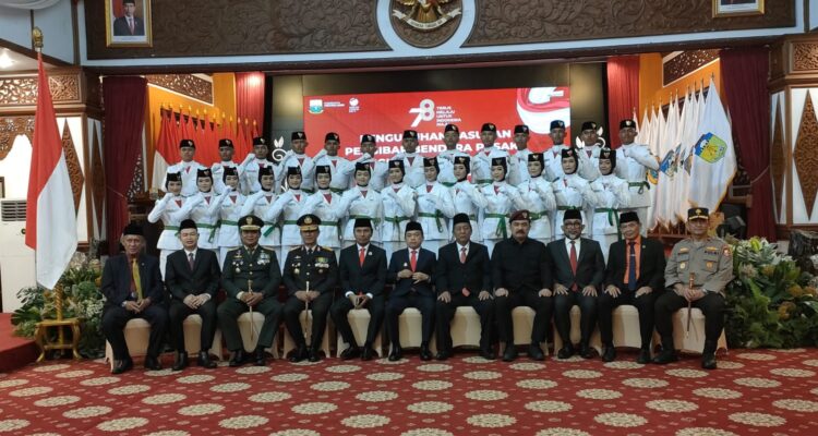 Gubernur dan Wakil Gubernur Jambi, pimpinan Forkopimda bersama anggota Paskibraka 2023. Foto: Riky Serampas/Pariwarajambi