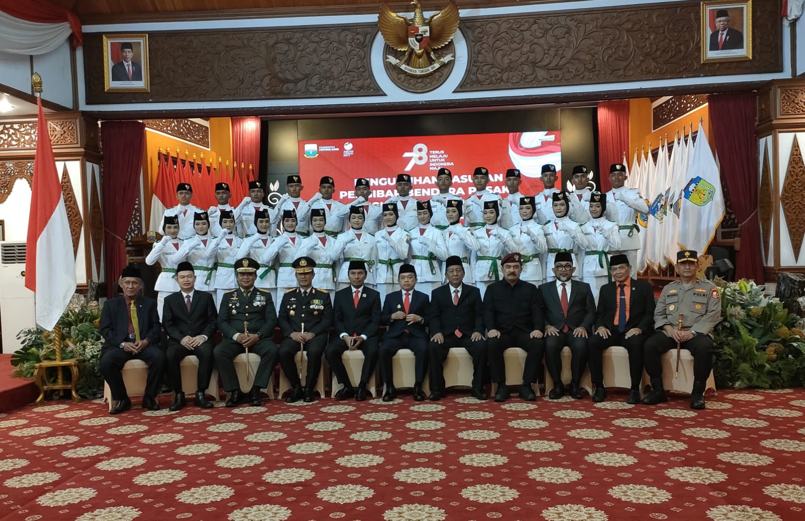 Gubernur dan Wakil Gubernur Jambi, pimpinan Forkopimda bersama anggota Paskibraka 2023. Foto: Riky Serampas/Pariwarajambi