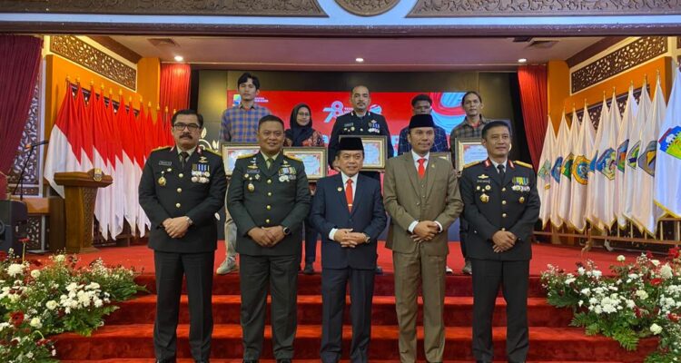 Berhasil Kibarkan Bendera di Puncak Gunung Kerinci, Gubernur Al Haris Apresiasi Tim Ekspedisi Merah Putih Atap Sumatera. (Foto/ist)