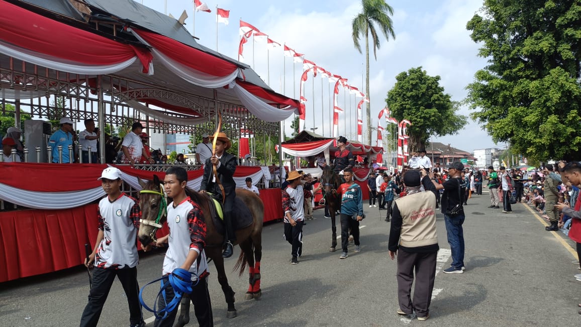 Peserta pawai melintasi panggung kehormatan. Foto: Riky Serampas/Pariwarajambi