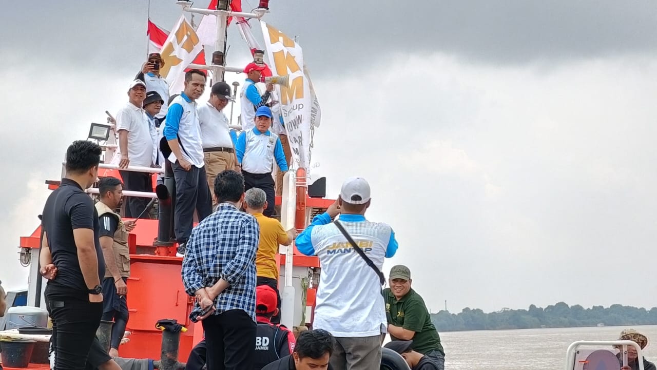 Gubernur Jambi Al Haris saat melepas pacu perahu tradisional. Foto: Riky Serampas/Pariwarjambi