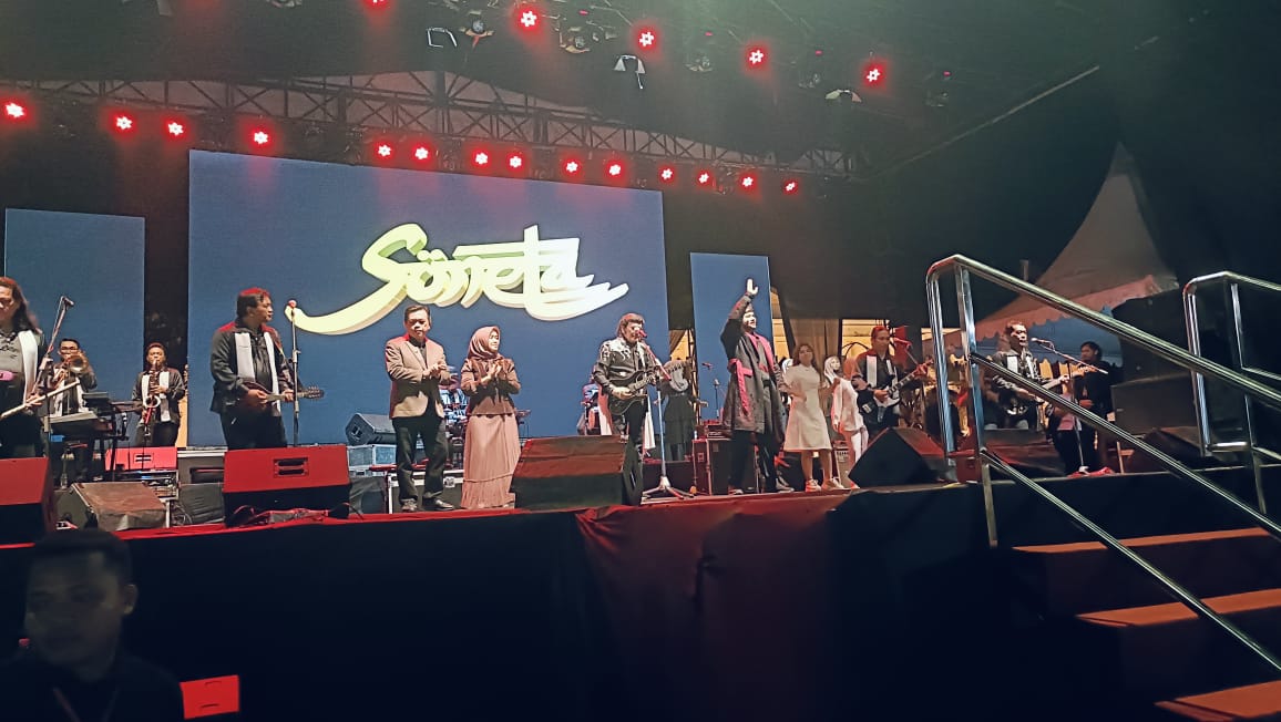 Penampilan Rhoma Irama & Rhido Rhoma di konser kemerdekaan RI di Jambi. Foto: Riky Serampas