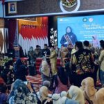 Gubernur Jambi Al Haris menyerahkan penghargaan kota layak anak 2023. Foto: Riky Serampas/Pariwarjambi
