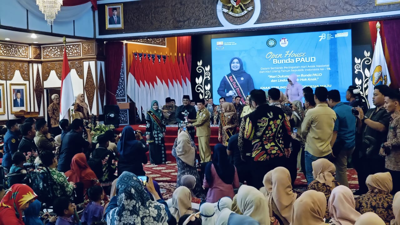 Gubernur Jambi Al Haris menyerahkan penghargaan kota layak anak 2023. Foto: Riky Serampas/Pariwarjambi