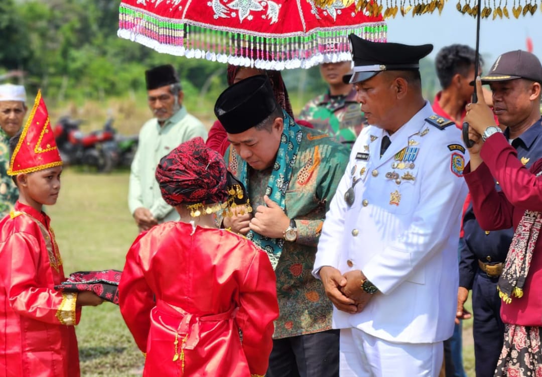 Muzakir Wakili Gubernur Hadiri HUT Desa Karang Berahi Pamenang. Foto: Riky Serampas/Pariwarjambi